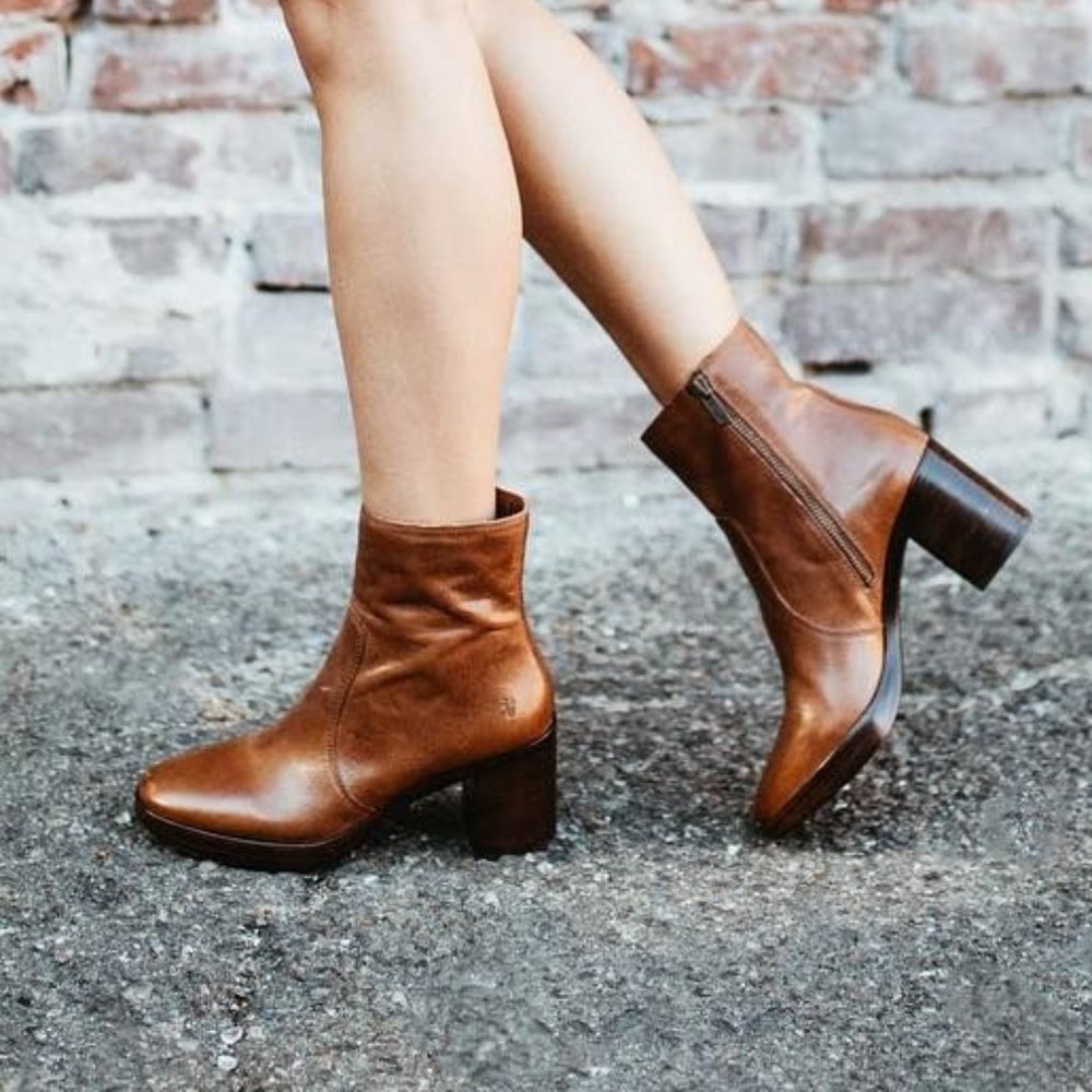 $389 Frye Joan Campus Cognac Brown Side Zip Leather Block Heel Cute Ankle Bootie